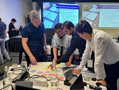 IDASH fellows work together in mixed groups across countries and disciplines to learn human-centered design concepts.